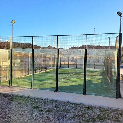 Sportcentrum met o.a. padel naast het gebouw