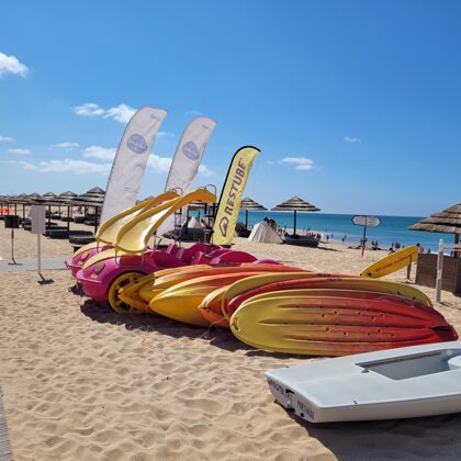 Watersport aan het strand van Armacao de Pera